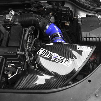 L'entrée d'air en fibres de carbone CF-R est le complément parfait à votre véhicule de performance