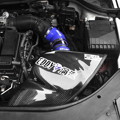 L'entrée d'air en fibres de carbone CF-R est le complément parfait à votre véhicule de performance